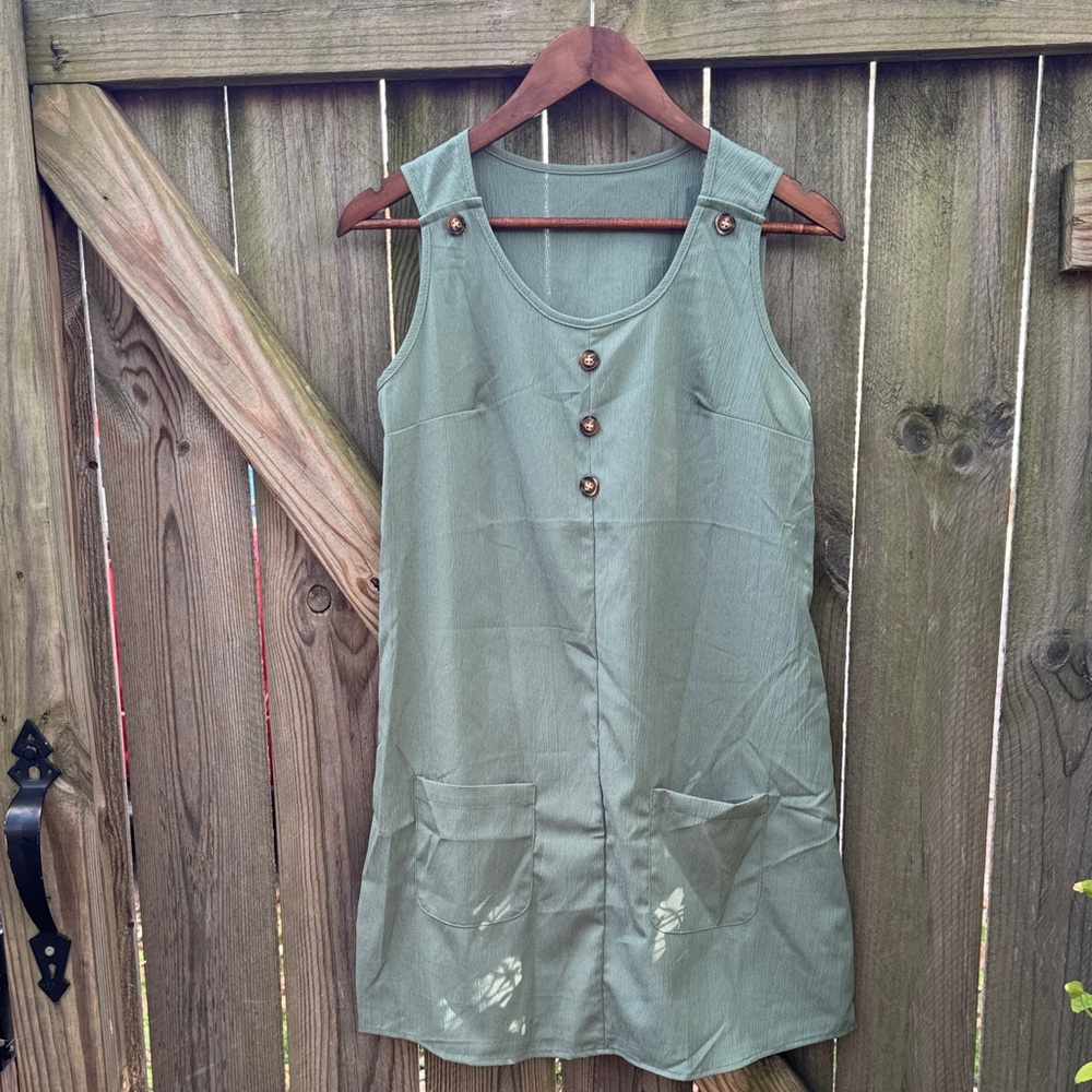 Sleeveless Green Button-Down Dress